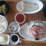 Umino Resutoran Ootoku - ブリ定食 1,600円 白い魚の煮つけも美味しかった