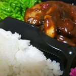 ランチタイム - ハンバーグの下にはマカロニサラダ