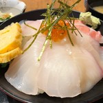 魚旬 - 海鮮丼 1000円。