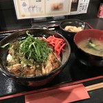 とりやしき - とり丼、小鉢、味噌汁、お漬物が付いて６５０円です♪(2017.11.27)