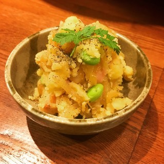 どんな具材が入っているかお楽しみ、”嫁のポテサラ”！