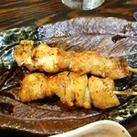勘ちゃんコース：おまかせ焼き鳥二本(塩チョイス、この日は多分ボンジリと正肉)♪