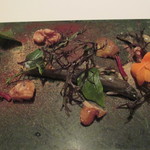 活どじょうの白ワイン蒸し　胡桃、ポルチーニ茸、カカオ、リクイリーツィア