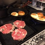 ザ マンダリン オリエンタル グルメショップ - バンズを使用してハンバーガー調理中 2016/10/22