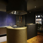 スパイス バル ザフラン - 青の壁が美しいオープンタンドールがございます。