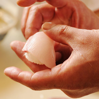 鮨は一貫140円から。土佐の旬を存分にお楽しみ下さい