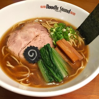 Noodle Stand Tokyo - 料理写真:(KUROSHIO煮干ラーメン)黒潮の影響をうけた自然豊かな千葉県産の食材を豊富に使用。老舗宮醤油「たまさ」の醤油を生かし、九十九里の煮干、柔らかな千葉県産肩ロースのチャーシューなど厳選素材を盛り込んだ煮干ラーメン。化学調味料不使用。醤油か塩が選べます。