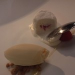 THE KAWABUN NAGOYA - Dessert：北海道クリームチーズのムース　蜂蜜のジェラート　ムースを割ったところも芸術的っ！！　2017/11/26