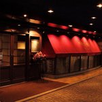 マキシム・ド・パリ - 地下玄関の車着け