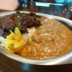 ロストコーナー - カレー二種盛ライス大盛の豚バラと玉葱カレー側