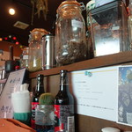 ロストコーナー - カウンターはスパイスがズラリと