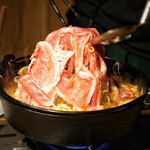 炭火焼肉・にくなべ屋 神戸びいどろ - にくなべ（赤）