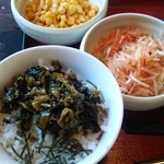 Chaashuuya - 高菜ご飯単品と、トッピングの辛ネギとコーンです。