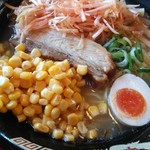 Chaashuuya - 白醤油ラーメンにコーンと辛ネギを乗せました、白醤油のスープとマッチして、うーまーいーぞー!