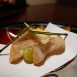 日本料理 子孫 - 海老芋とマナガツオの揚げ物アップ