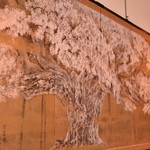 Shokusai Tomo - 壁の空間を生かして『桜の墨絵』の屏風は吊るして