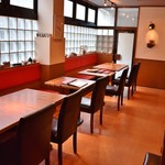 Shokusai Tomo - 鰻の寝床の店内は入口の奥にテーブル席。貸切で２２名様まで着席可能。