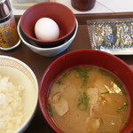 すき家 - たまかけ朝食250円をご飯ミニ(－30円)、味噌汁をとん汁変更(＋110円)の330円で