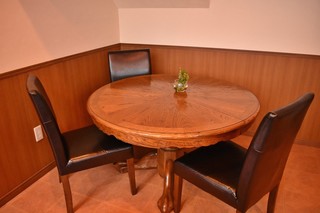 Shokusai Tomo - テーブル席の奥にアンティックな丸テーブルを。