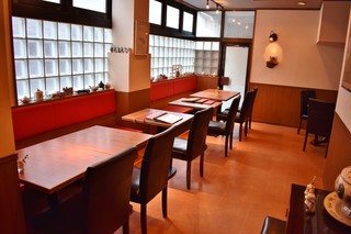 Shokusai Tomo - 鰻の寝床の店内は入口の奥にテーブル席。貸切で２２名様まで着席可能。