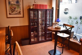 Shokusai Tomo - カウンター横にスタンドテーブル。