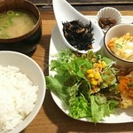 Nichinichi Shokudou - にちにち定食1,050円。
                        メインは魚のあんかけ。
                        サラダのドレッシングと豆腐のチーズ焼きも美味しかった。