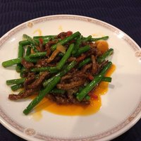 赤坂 四川飯店 - 牛肉とにんにく茎の辛味炒め