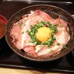 牛カツ京都勝牛 - 月見ローストビーフ丼