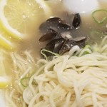 小高屋しじみ王 - しじみレモンラーメン 麺