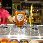 クラフトビールタップ グリル&キッチン - よなよなビールグラスの底からビールが注がれる