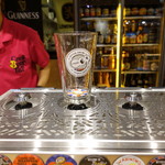 クラフトビールタップ グリル&キッチン - よなよなビール①まずはビアーグラスをビール機械の台に置く