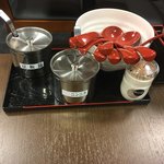 松壱家 - テーブルには豆板醤とニンニク