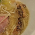 フスマにかけろ 中崎壱丁 中崎商店會1-6-18号ラーメン - 秋惜しむ芳醇松茸豚骨らぁめん