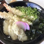 Uchidaya - 天ぷらを丼にオンします
                      