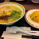 こじま亭 - 大人気のCセット。ラーメンと半チャーハンで700円。