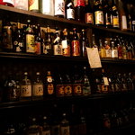 ライオン堂 - 右手にボトルずらり。