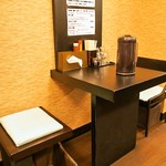 辛いラーメン14 - 店内（テーブル席）