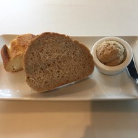 ブラッスリーオザミ 東京スカイツリータウン･ソラマチ店 - 吉田豚のリエット、バゲット、カンパーニュ