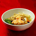 Hong Kong noodles (chicken noodles) topped with shrimp