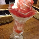 びっくりドンキー - ストロベリーソフトパフェ？