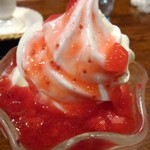 びっくりドンキー - ストロベリーソフトパフェ？、アップ