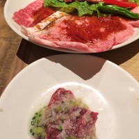 神楽坂焼肉 Kintan - 部位ごとの食感と味の違いが楽しめる構成。複数の上質部位が一切れずつ揃い、バランスが心地よい。一口ごとに異なる歯ごたえや肉汁の広がりを感じながら、食べ進めるほどに印象の変化を愉しめた。