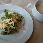 Restaurant Lagoon - サラダとカリフラワーのスープ