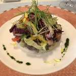 \2300コース②　前菜はカツオと柿の冷菜　土台はクスクス