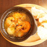 たつみキッチン - 殻付き海老からでる出汁が美味しくてオイルが残せない！海老のアヒージョ。