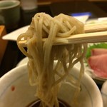 そばきり酒房 すだ金 - 「せいろそば」麺リフト。正に手打ち麺の風情に溢れ、機械打ちでは得られない美しさと気品が、見れば見る程に漂ってくる様な、繊細な超極細麺だ。