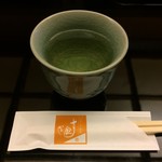 Sudakin - 着席すると、間髪を入れずに「蕎麦茶」が配膳された。蕎麦の香りが匂い立って、心を落ち着かせてくれる味わいの茶である。