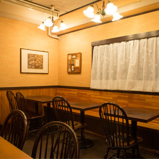 Jazz music plays quietly in this unpretentious space reminiscent of a Showa-era Coffee shops.