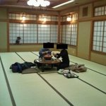 畑かく - だだっ広い広間で