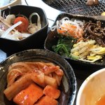 焼肉の吉田 - ナムルの盛り合わせとキムチ、オニオンサラダ